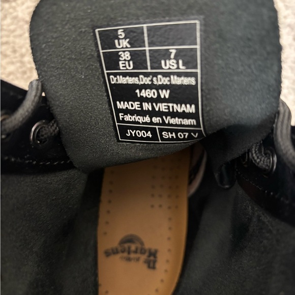 Doc Martens 1460 WOMEN'S SMOOTH LEATHER LACE UP BOOTS- SIZE 7 - Picture 2 of 5